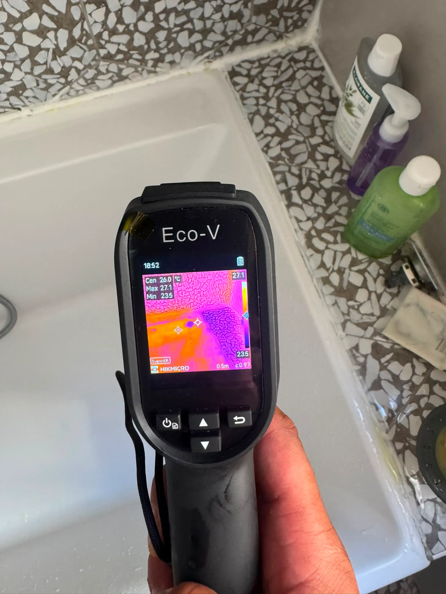 Détection d'une fuite à la caméra thermique sur une paroi