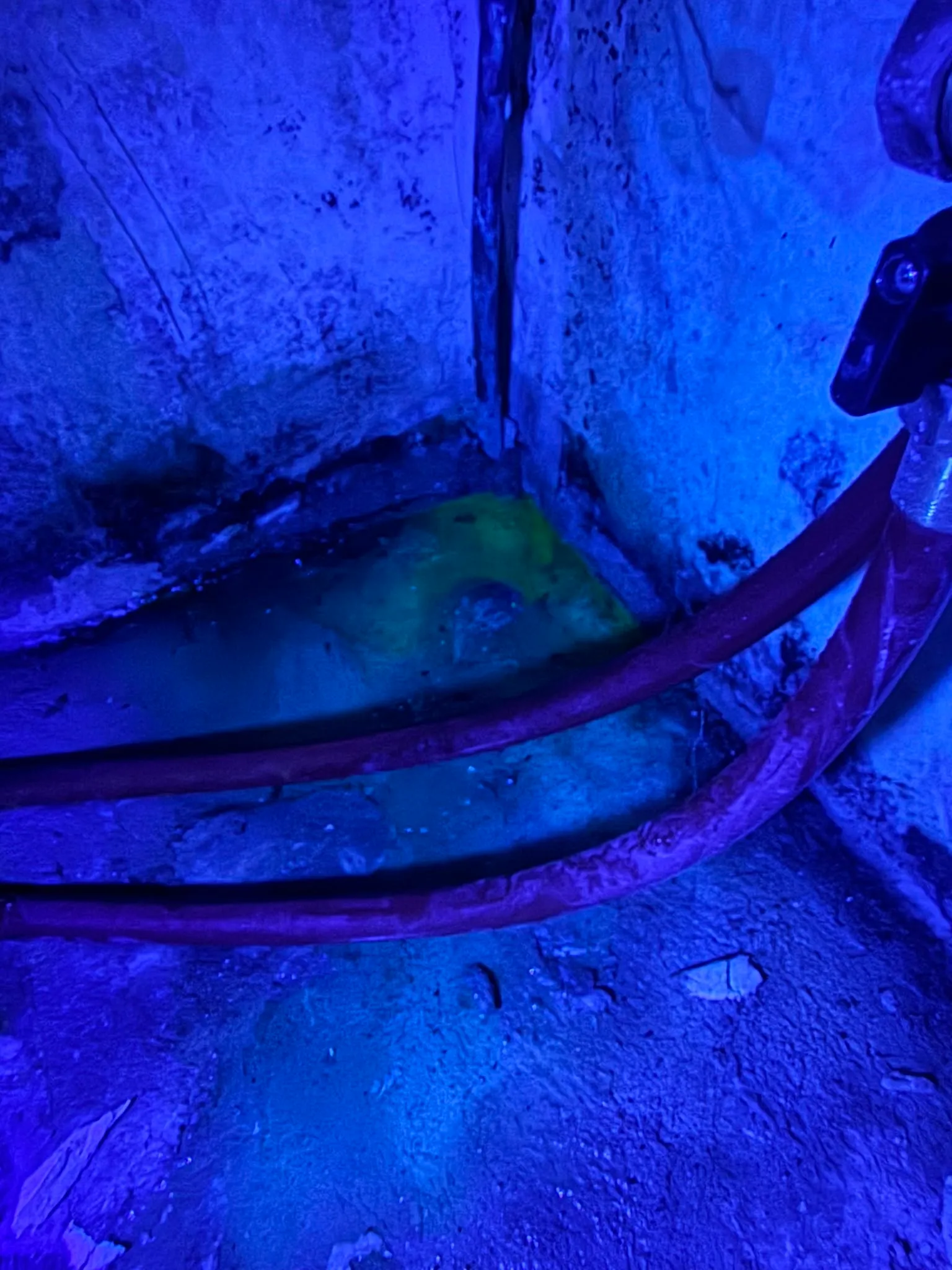 Recherche de fuite au traceur fluorescent sous lampe UV